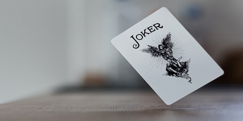 Lá bài joker có hình dáng chú hề rất ngộ nghĩnh, ngây thơ